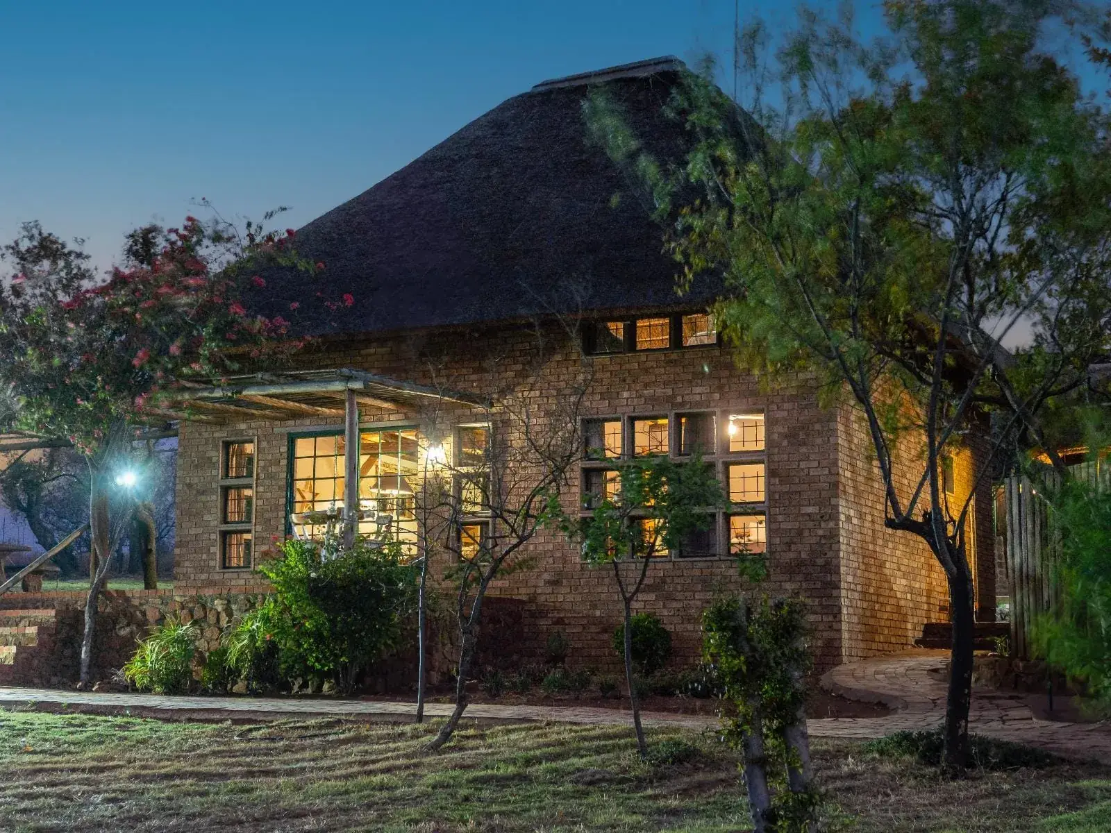 DamSide View deluxe holiday home